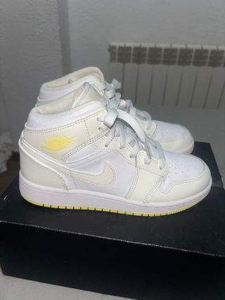 Zapatillas Jordan Blancas y Amarillas