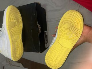 Zapatillas Jordan Blancas y Amarillas