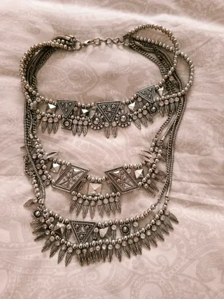 Collar plateado multicapa con abalorios, no rigido