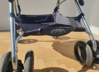 Carrito de bebé azul y gris