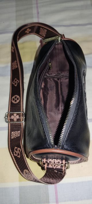 Bolso de mujer negro con flor rosa