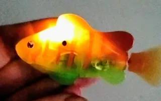 Pez de juguete que nada