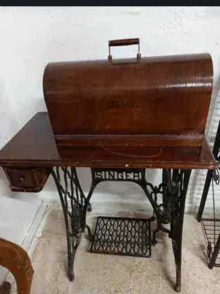 Máquinas de coser  antigua con mueble