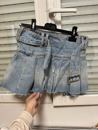 Falda corta Zara con cinturón