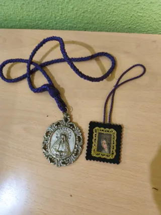 Colgante Virgen con cordón morado