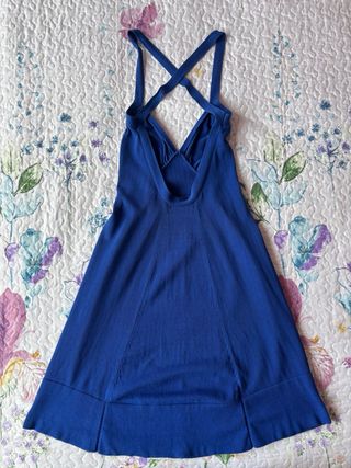 Vestido azul tirantes cruzados en la espalda
