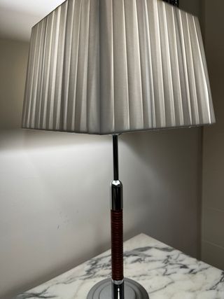 Lámpara de mesa metal y cuero