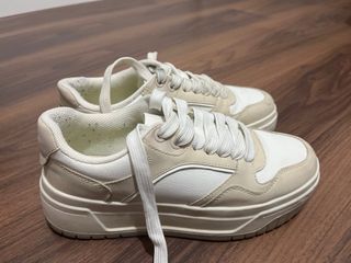 Zapatillas Zara Beige y Blancas