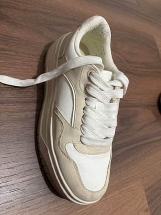 Zapatillas Zara Beige y Blancas