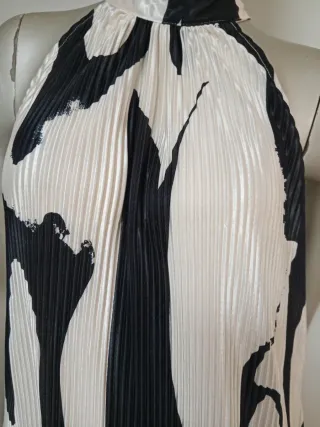 Blusa Plisada Blanca y Negra