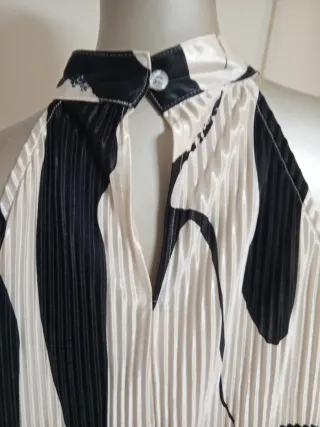 Blusa Plisada Blanca y Negra