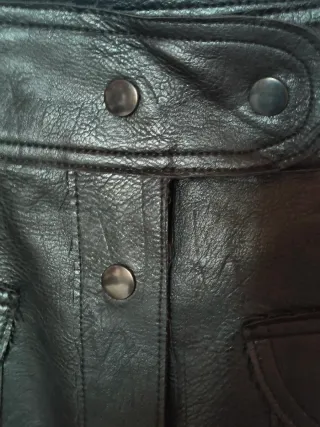 Minifalda polipiel negra con botones.