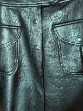 Minifalda polipiel negra con botones.