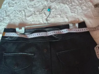 Minifalda polipiel negra con botones.