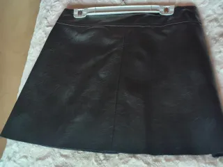 Minifalda polipiel negra con botones.