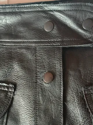 Minifalda polipiel negra con botones.