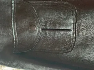 Minifalda polipiel negra con botones.