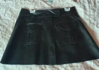 Minifalda polipiel negra con botones.