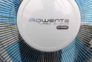 Ventilador de pie blanco y azul