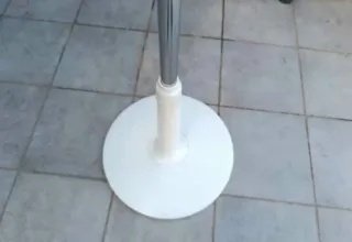 Ventilador de pie blanco y azul