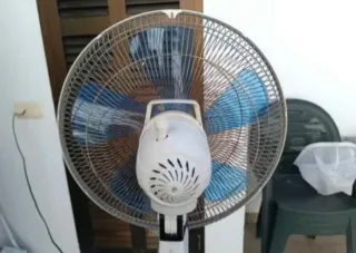 Ventilador de pie blanco y azul