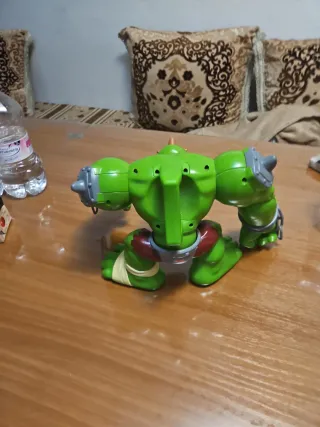 Monstruo verde con cascos