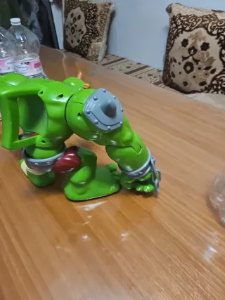 Monstruo verde con cascos