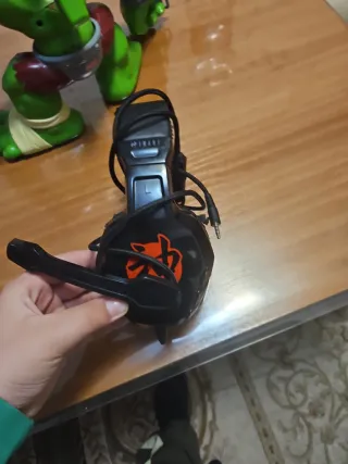 Monstruo verde con cascos