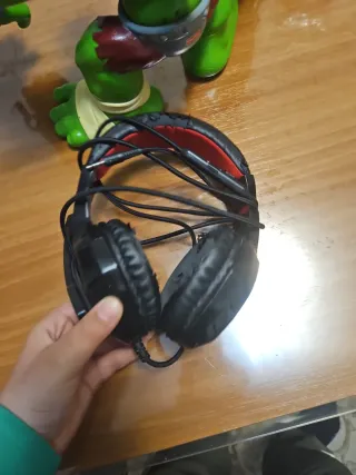 Monstruo verde con cascos