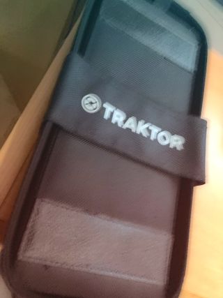 Native instruments Traktor F1 (Regalo Estuche)