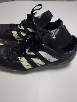Botas de fútbol Adidas clásicas.
