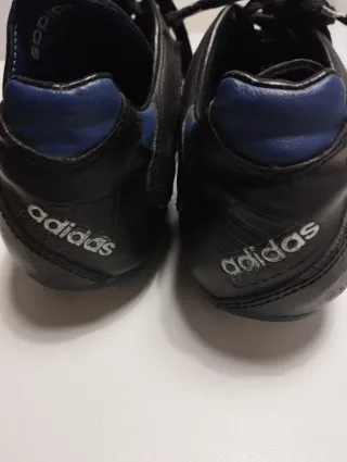 Botas de fútbol Adidas clásicas.