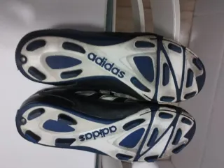 Botas de fútbol Adidas clásicas.