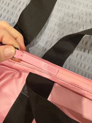 Bolso Rains rosa y negro