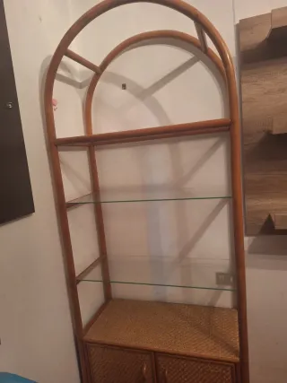 Estantería de madera y ratán con puertas