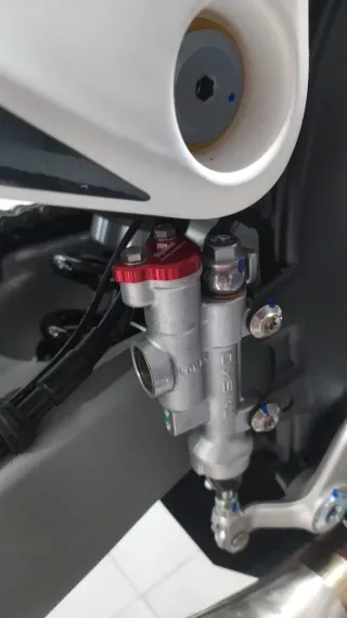 Kove 450  bombas de freno y tapa motor