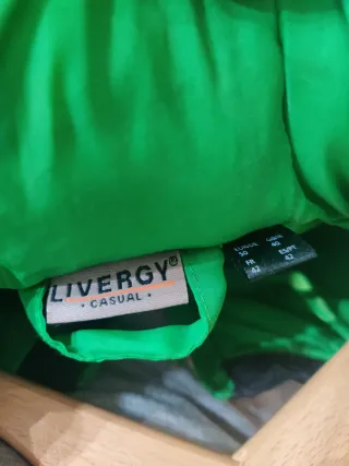 Abrigo Livergy negro con detalles verdes