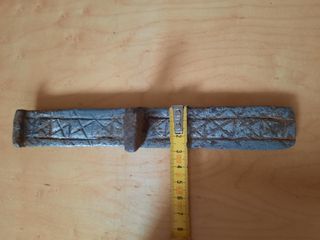 Cerrojo antiguo de hierro forjado, dibujo cruzado