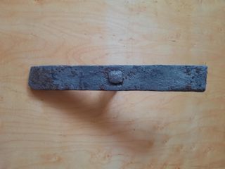 Cerrojo antiguo de hierro forjado, dibujo cruzado