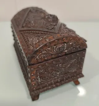 Cofre de metal antiguo decorado