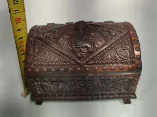 Cofre de metal antiguo decorado