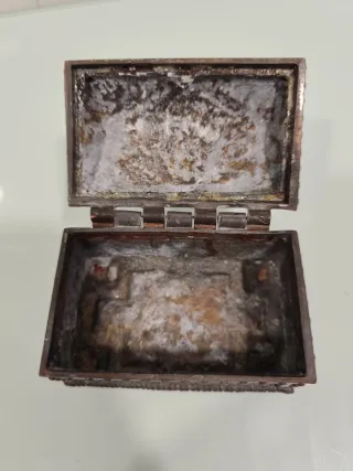 Cofre de metal antiguo decorado