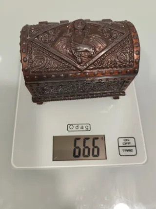 Cofre de metal antiguo decorado