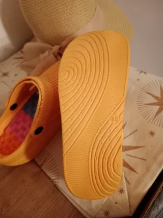 Sandalias tipo Cross con cuña