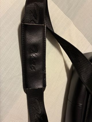 Bandolera de piel negra de caballero