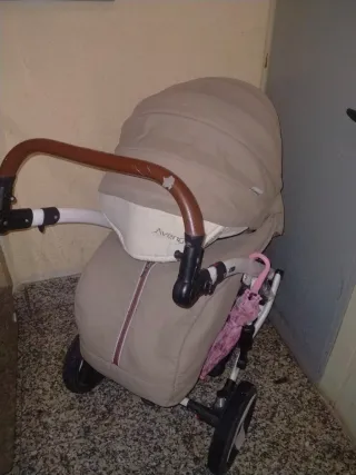 Cochecito de bebé color beige