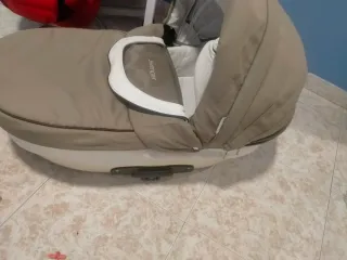 Cochecito de bebé color beige