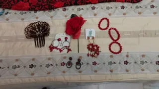 Traje de flamenca negro con volantes rojos