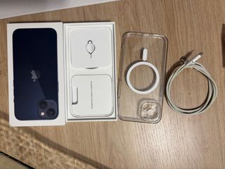Caja iPhone 13 con cable y carcasa