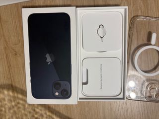 Caja iPhone 13 con cable y carcasa